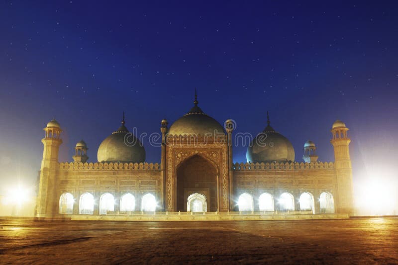Mezquita de Badshahi en la noche Lahore Paquistán imagen de archivo Mezquita de Badshahi en la noche Lahore Paquistán imagen de archivo