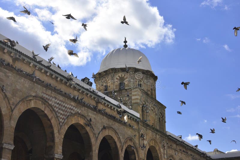Mezquita espléndida de la configuración en Medina Túnez imágenes de archivo libres de regalías Mezquita espléndida de la configuración en Medina Túnez imágenes de archivo libres de regalías