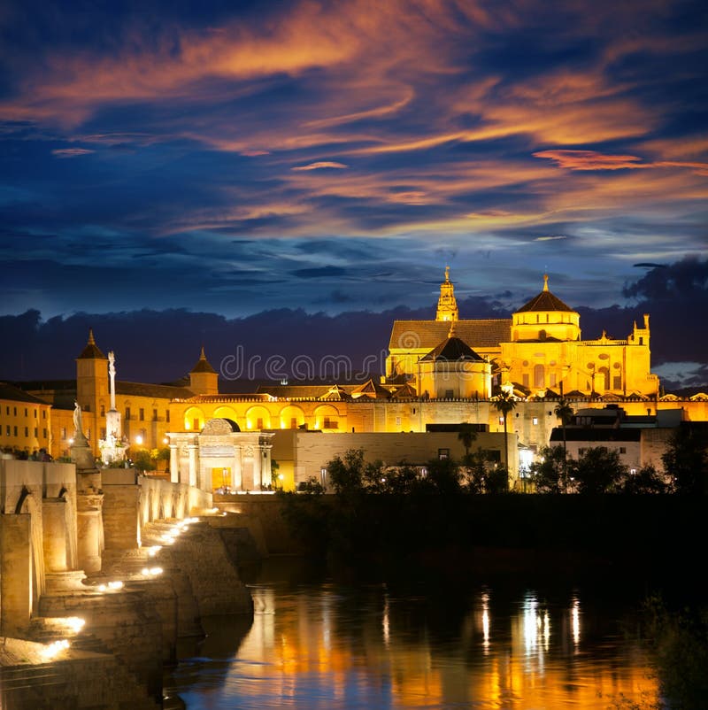 Mezquita famosa (Mezquita) y Roman Bridge en la noche hermosa, foto de archivo Mezquita famosa (Mezquita) y Roman Bridge en la noche hermosa, foto de archivo
