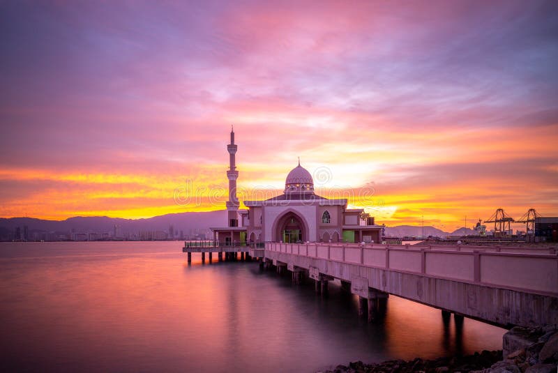 Mezquita flotante Masjid Terapung de Butterworth en la oscuridad foto de archivo