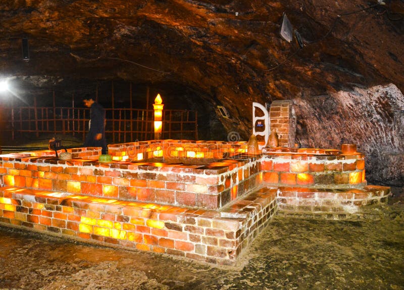 Mezquita hecha de ladrillos de la sal dentro de la mina de Khewra fotografía de archivo Mezquita hecha de ladrillos de la sal dentro de la mina de Khewra fotografía de archivo