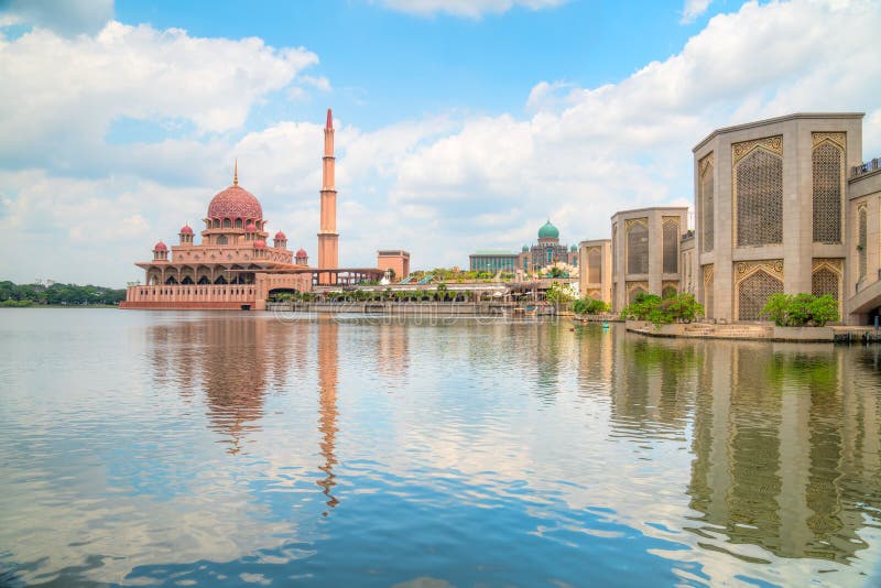 Mezquita Putra en Kuala Lumpur, Malasia foto de archivo libre de regalías Mezquita Putra en Kuala Lumpur, Malasia foto de archivo libre de regalías