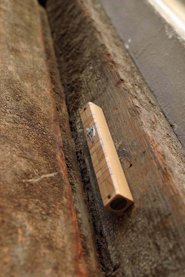 Mezuzah Grande Na Parede De Pedra Em Ben Gurion Airport Tel Aviv Israel Imagem Editorial