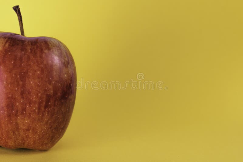 Mezza mela rossa su fondo giallo, frutta fresca, frutta succosa, macromela fotografia stock libera da diritti Mezza mela rossa su fondo giallo, frutta fresca, frutta succosa, macromela fotografia stock libera da diritti