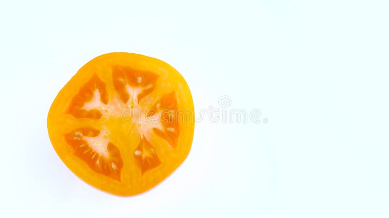 Mezza struttura di una vista superiore da sopra di un taglio in mezzo pomodoro di giallo arancio Girando sulla piattaforma girevo