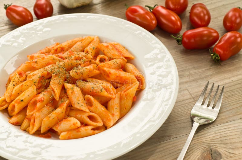 Mezze Penne Mit Tomatensauce Und Oregano Stockbild - Bild von platte ...