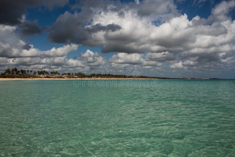 In mezzo ad un mare caraibico di stupore, verde e del turchese; acqua trasparente, paradiso tropicale Playa Macaro, Punta Cana, fotografia stock libera da diritti In mezzo ad un mare caraibico di stupore, verde e del turchese; acqua trasparente, paradiso tropicale Playa Macaro, Punta Cana, fotografia stock libera da diritti