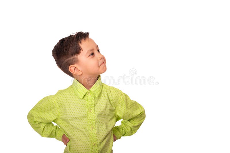 Mezzo ritratto dello studio di lunghezza del ragazzo sorridente del biondo con le mani sulle anche che portano camicia verde, iso fotografia stock libera da diritti Mezzo ritratto dello studio di lunghezza del ragazzo sorridente del biondo con le mani sulle anche che portano camicia verde, iso fotografia stock libera da diritti