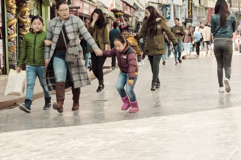 MG Marg Gangtok Sikkim India December, 26, 2018: Folket som att ta går på jul, semestrar i den upptagna MG Marg gatan arkivbilder MG Marg Gangtok Sikkim India December, 26, 2018: Folket som att ta går på jul, semestrar i den upptagna MG Marg gatan arkivbilder