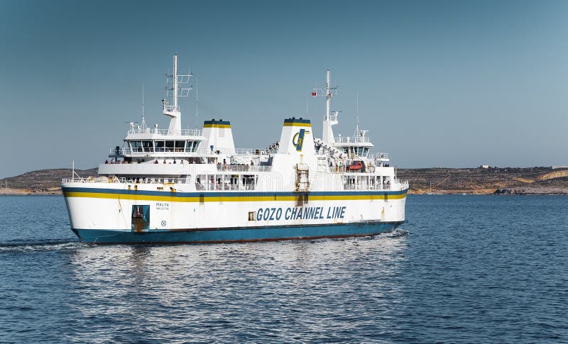 Mgarr, MALTA - 16 de abril: Ferry cruzes o canal de Gozo em Mgarr, Malta o 16 de abril de 2015 A linha do canal de Gozo opera a C fotografia de stock Mgarr, MALTA - 16 de abril: Ferry cruzes o canal de Gozo em Mgarr, Malta o 16 de abril de 2015 A linha do canal de Gozo opera a C fotografia de stock