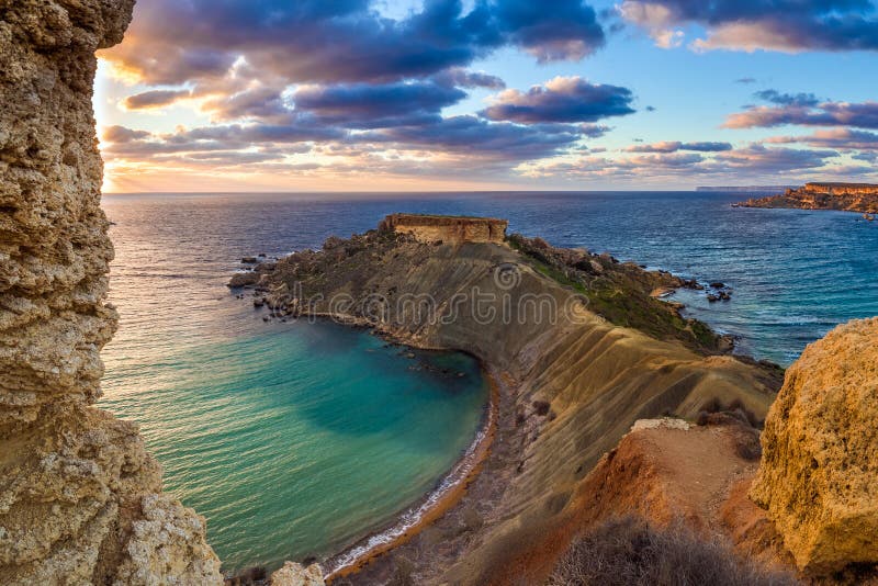 Mgarr, Malta - panorama Gnejna i Ghajn Tuffieha zatoka dwa piękna plaża w Malta przy zmierzchem zdjęcie stock Mgarr, Malta - panorama Gnejna i Ghajn Tuffieha zatoka dwa piękna plaża w Malta przy zmierzchem zdjęcie stock