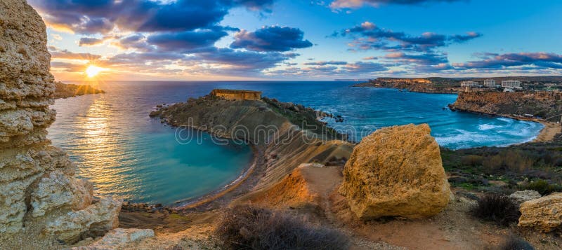 Mgarr, Malta - panorama Gnejna zatoka i Złota zatoka dwa pięknej plaży w Malta