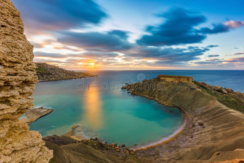 Mgarr, Malta - panorama Gnejna zatoka piękna plaża w Malta przy zmierzchem z pięknym kolorowym niebem zdjęcia stock Mgarr, Malta - panorama Gnejna zatoka piękna plaża w Malta przy zmierzchem z pięknym kolorowym niebem zdjęcia stock