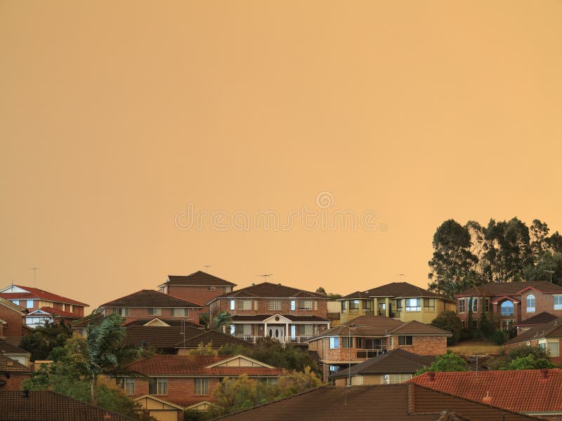Mgiełka nad nowożytnym stwarza ognisko domowe bushfires zdjęcia royalty free Mgiełka nad nowożytnym stwarza ognisko domowe bushfires zdjęcia royalty free