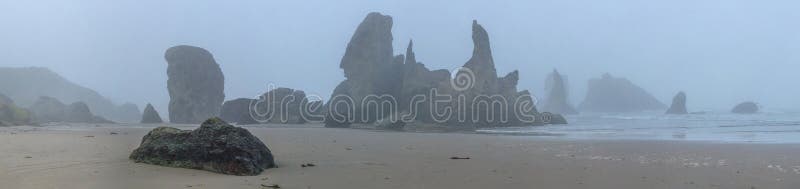 mglisty ranek na Bandon plaży zdjęcie royalty free mglisty ranek na Bandon plaży zdjęcie royalty free