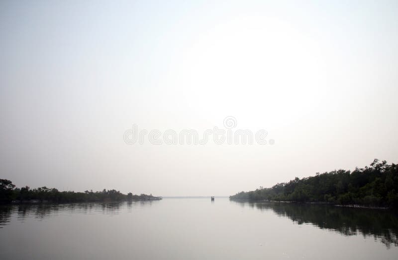Mglisty ranek na holiest rzeki w India Ganges delta w Sundarbans, India obraz royalty free Mglisty ranek na holiest rzeki w India Ganges delta w Sundarbans, India obraz royalty free