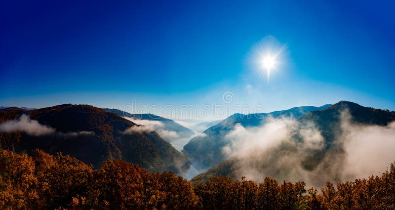 Mglisty rzeka krajobraz obrazy royalty free Mglisty rzeka krajobraz obrazy royalty free