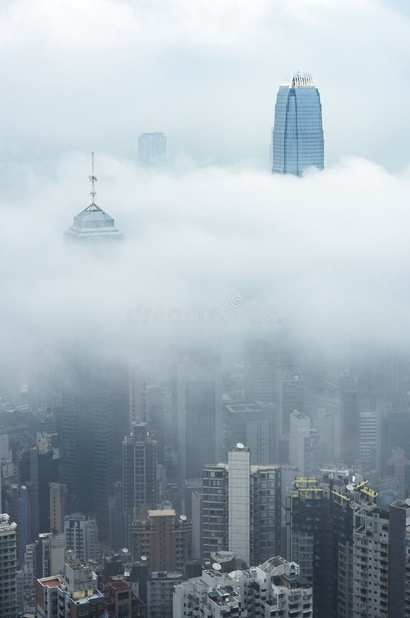 Mgła. Skyscraper przez mgłę w hong kong