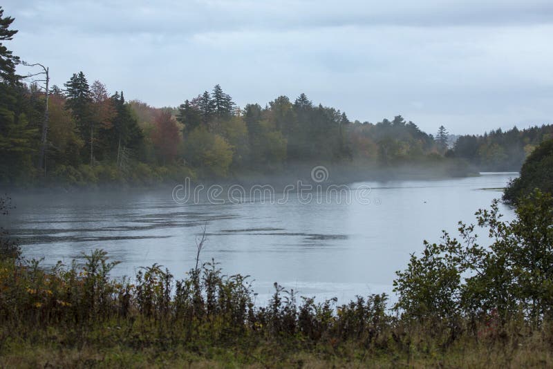 Mgłowy, ponury spadku dzień na Androscoggin rzece, New Hampshire obrazy stock Mgłowy, ponury spadku dzień na Androscoggin rzece, New Hampshire obrazy stock