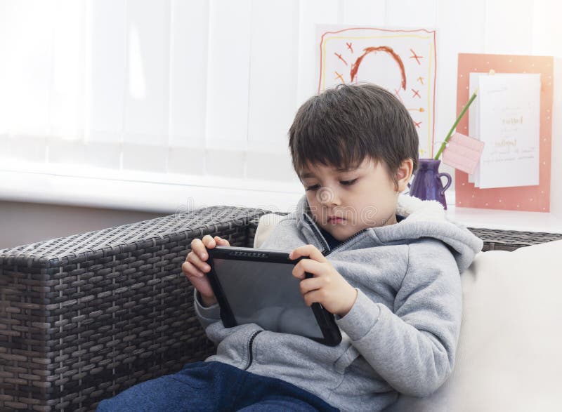 Tablet infantil e streaming noturno online para filmes de desenhos animados  ou jogos educativos antes de dormir em um forte de cobertores com um  aplicativo divertido menino e menina animados compartilhando leitura e  vício em internet