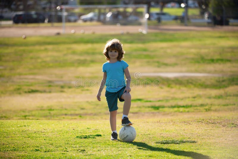 Garoto Pega a Bola Do Campo De Jogo. Criança Segurando Uma Bola De Futebol  Nas Mãos Imagem de Stock - Imagem de exterior, picareta: 243465075
