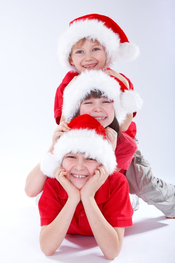 A arte dos dedos da família celebra o natal. conceito de grupo de pessoas  sorrindo em chapéus de ano novo.