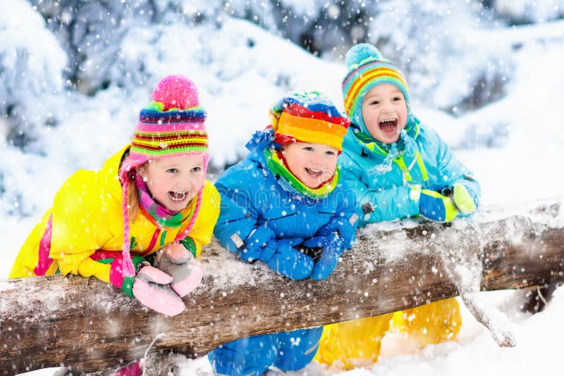 Jogos Divertidos As Crianças Podem Jogar Na Neve. Atividades De Inverno Ao  Ar Livre Para Crianças E Família. Mãe Fotografando Brincando De Crianças.  Meninos Se Divertindo, Jogando Bola De Neve Juntos No