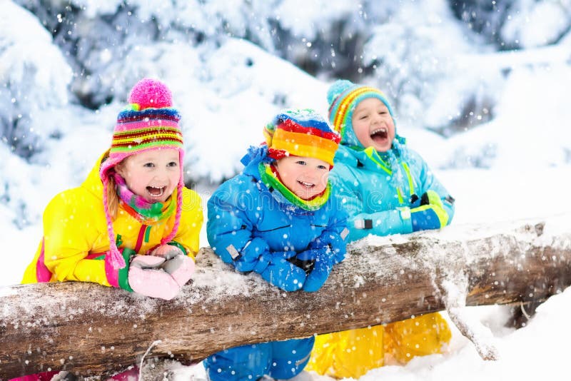 Jogos Divertidos As Crianças Podem Jogar Na Neve. Atividades De Inverno Ao  Ar Livre Para Crianças E Família. Mãe Fotografando Brincando De Crianças.  Meninos Se Divertindo, Jogando Bola De Neve Juntos No