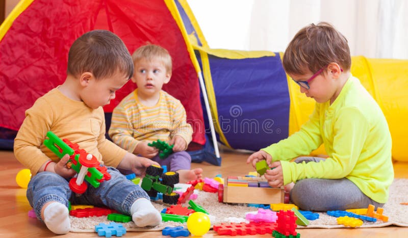 Família Americana Feliz Que Joga Com Construtor Em Casa Mãe E Pai Que  Ajudam a Construir a Construção Com Tijolos Imagem de Stock - Imagem de  menino, lazer: 132681749