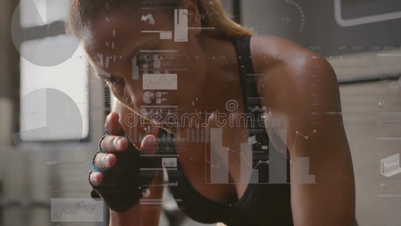 Mi-adulte femme essuie dans la séance de fitness avec des cartes de données biométriques flottant au-dessus clips vidéos