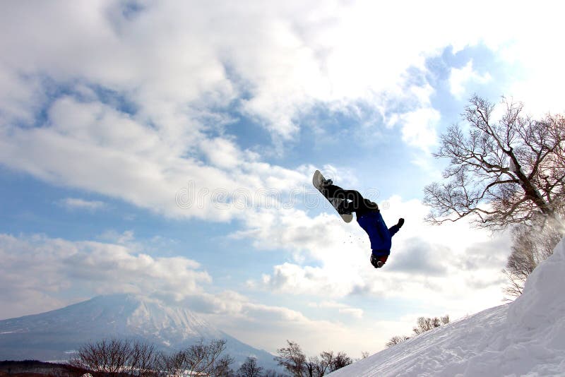 Mi culbute à l'envers de surfeur au saut backcountry de hanazono photographie stock Mi culbute à l'envers de surfeur au saut backcountry de hanazono photographie stock