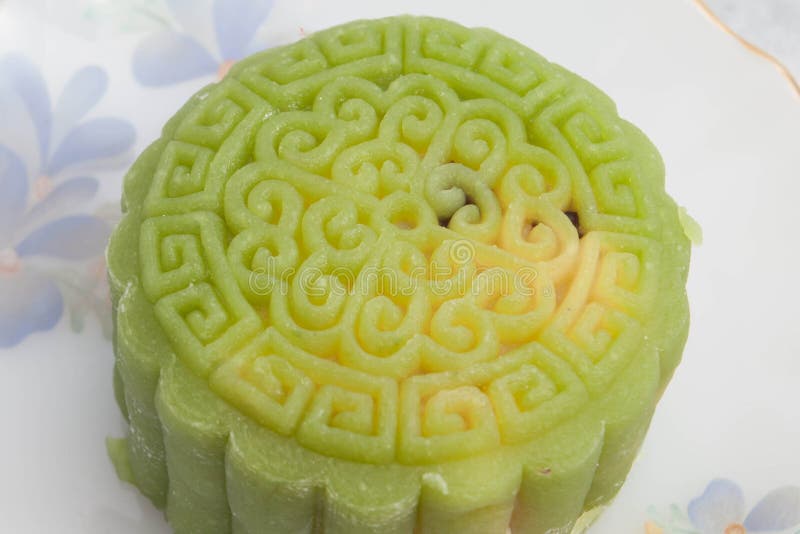 Mi Gateau Vietnamien Du Festival D Automne Les Mooncakes Sont Des Patisseries Traditionnelles Mangees Lors Du Festival Midautumn Image Stock Image Du Observation Action