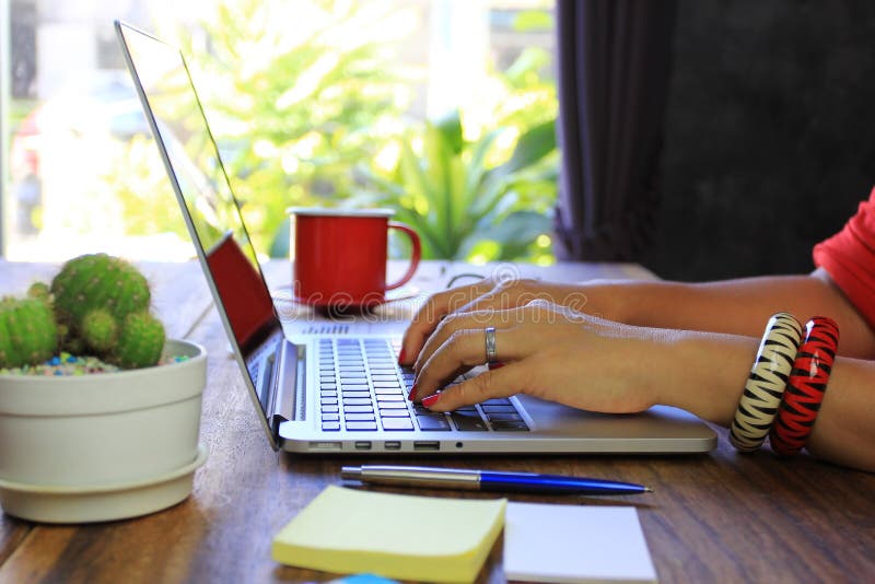 Mi?kka ostro?? m?oda kobieta pracuje freelancer u?ywa? laptop w sklepie z kaw?, technologii komunikacyjnej i biznesie, fotografia stock Mi?kka ostro?? m?oda kobieta pracuje freelancer u?ywa? laptop w sklepie z kaw?, technologii komunikacyjnej i biznesie, fotografia stock