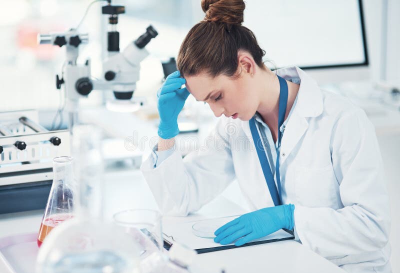Mi sono perso qualcosa?. una giovane scienziata stanca che fa note mentre conduce esperimenti all'interno di un laboratorio durante il giorno