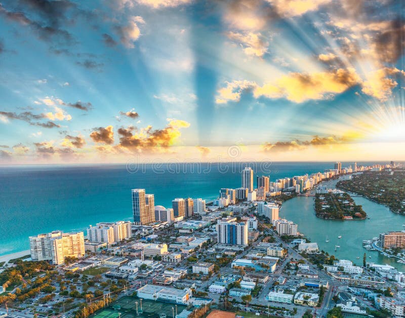 Miami Beach byggnader och kanaler, flyg- solnedgångsikt arkivbilder