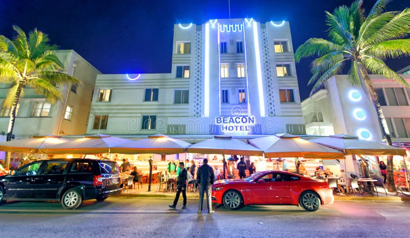 MIAMI BEACH - 25 FEBBRAIO 2016: I turisti godono della notte in Oc immagine stock libera da diritti MIAMI BEACH - 25 FEBBRAIO 2016: I turisti godono della notte in Oc immagine stock libera da diritti