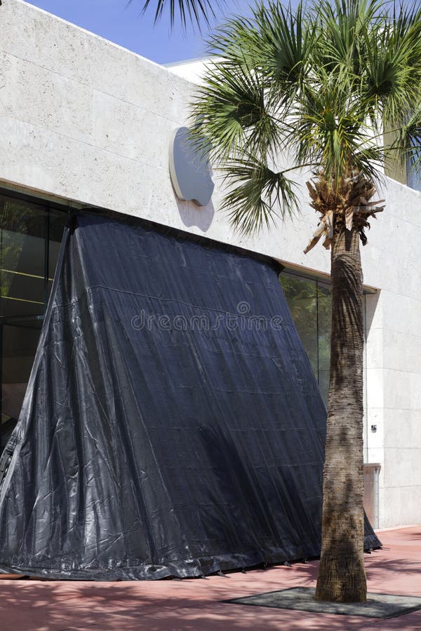 Apple Store in Miami Downtown - MIAMI, UNITED STATES - FEBRUARY 20, 2022 –  Stock Editorial Photo © 4kclips #551971646