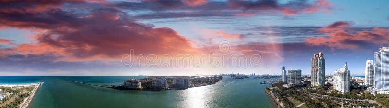 Miami Beach в южном парке Pointe Панорамный вид с воздуха на сумраке стоковые фото Miami Beach в южном парке Pointe Панорамный вид с воздуха на сумраке стоковые фото