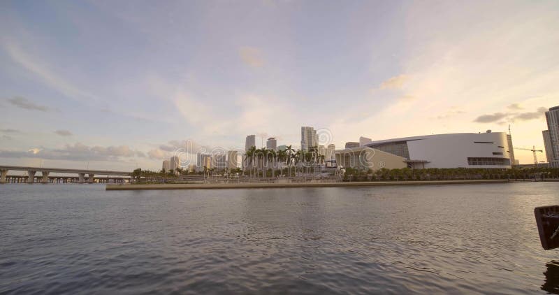 Miami-beståndens video panorering från Biscayne Bay till American Airlines Arene sunset över city 4k 60p