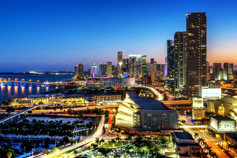 Miami de stad in bij nacht royalty-vrije stock foto's Miami de stad in bij nacht royalty-vrije stock foto's