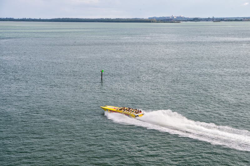 Miami, de V.S. - 22 November, 2015: motorbootbeweging snel bij het zeewater Snelheid, uiterste, energie, macht Boot, schip, vervo royalty-vrije stock foto's Miami, de V.S. - 22 November, 2015: motorbootbeweging snel bij het zeewater Snelheid, uiterste, energie, macht Boot, schip, vervo royalty-vrije stock foto's