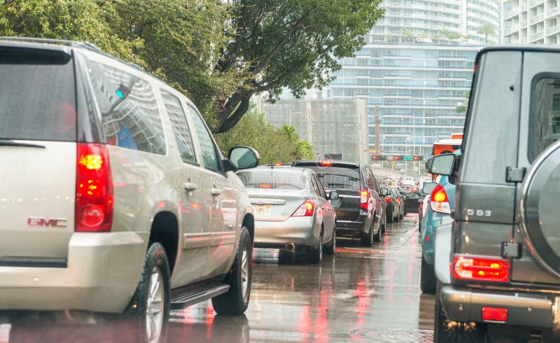 MIAMI, FL - 23 febbraio 2016: Traffico cittadino su un pomeriggio piovoso immagine stock MIAMI, FL - 23 febbraio 2016: Traffico cittadino su un pomeriggio piovoso immagine stock