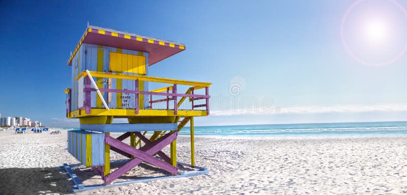 South Beach di Miami, in Florida, con i variopinti bagnino capanna.