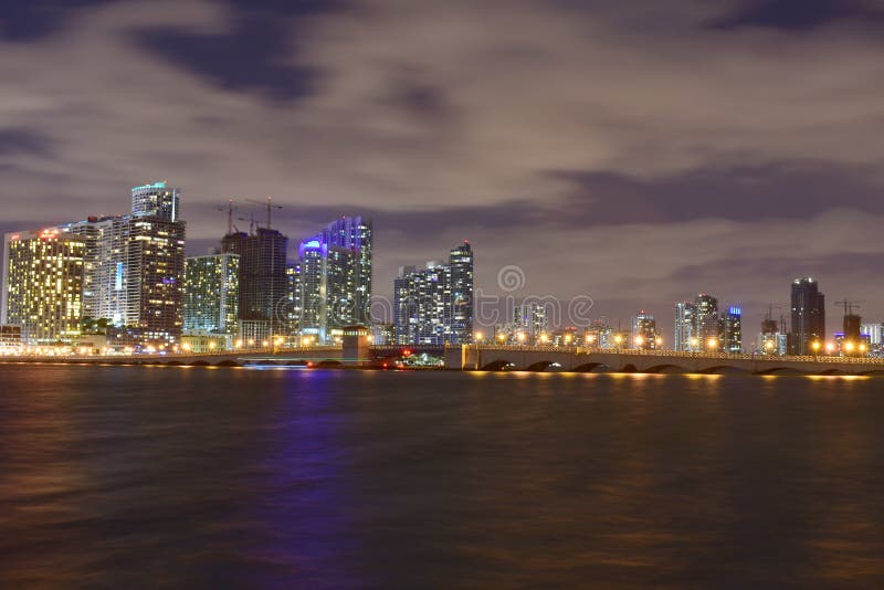 Miami, Florida - EUA - 8 de janeiro de 2016: Noite Skylin da cidade de Miami imagem de stock Miami, Florida - EUA - 8 de janeiro de 2016: Noite Skylin da cidade de Miami imagem de stock