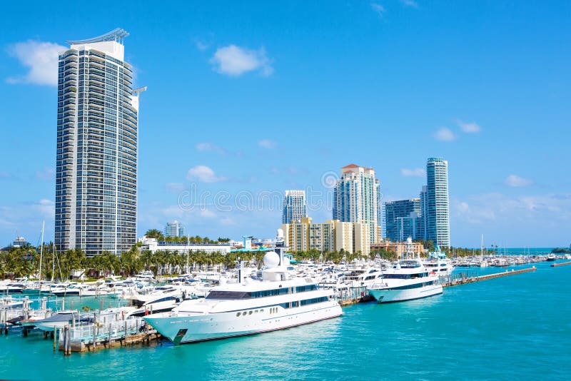 Miami, Florida, orizzonte del centro di U Costruzione, spiaggia dell'oceano e cielo blu Bella città degli Stati Uniti d'America