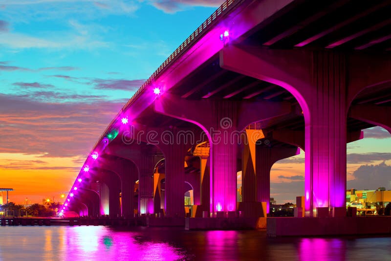 Miami Florida på solnedgången, färgrik horisont fotografering för bildbyråer Miami Florida på solnedgången, färgrik horisont fotografering för bildbyråer