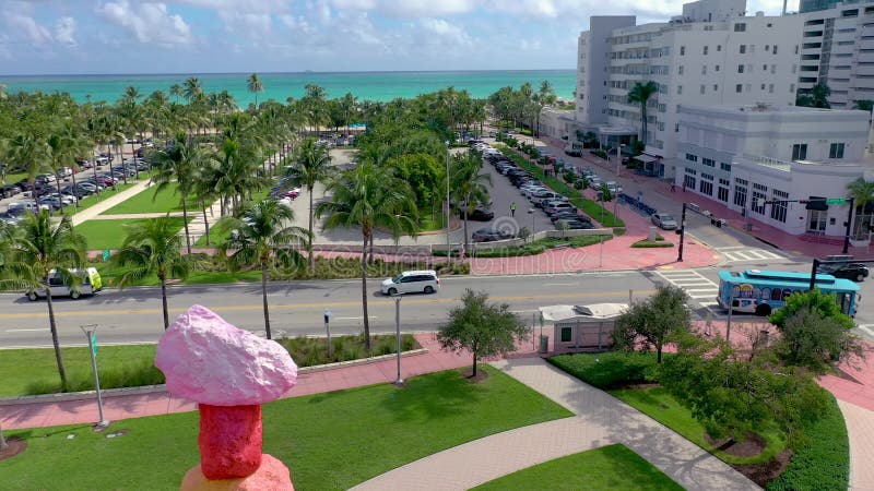Miami, Florida, S.U.A. - maggio 2019: Volo aereo di vista di panorama del fuco sopra il centro urbano di Miami Beach Parco di Col