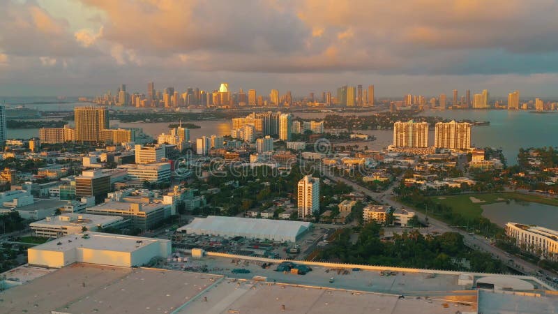 MIAMI, FLORIDA, U.S.A. - GENNAIO 2019: Volo aereo di vista di panorama del fuco sopra il centro urbano di Miami Beach Alba da sop