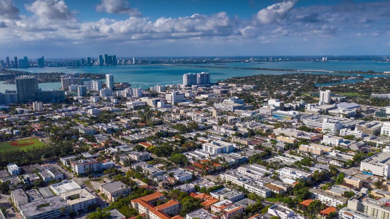 MIAMI, FLORIDA, U.S.A. - GENNAIO 2019: Volo aereo di vista di panorama del fuco sopra il centro urbano di Miami Beach