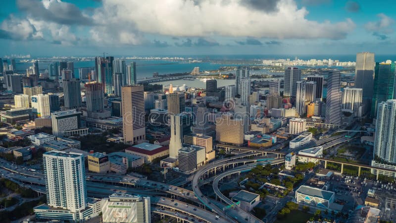 MIAMI, FLORIDA, U.S.A. - GENNAIO 2019: Volo aereo di vista di panorama del fuco sopra la città di Miami Edifici alti da sopra